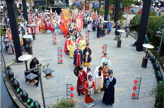 當天府古鎮遇上漢服 驚豔“漢服美”掀起“國潮風”