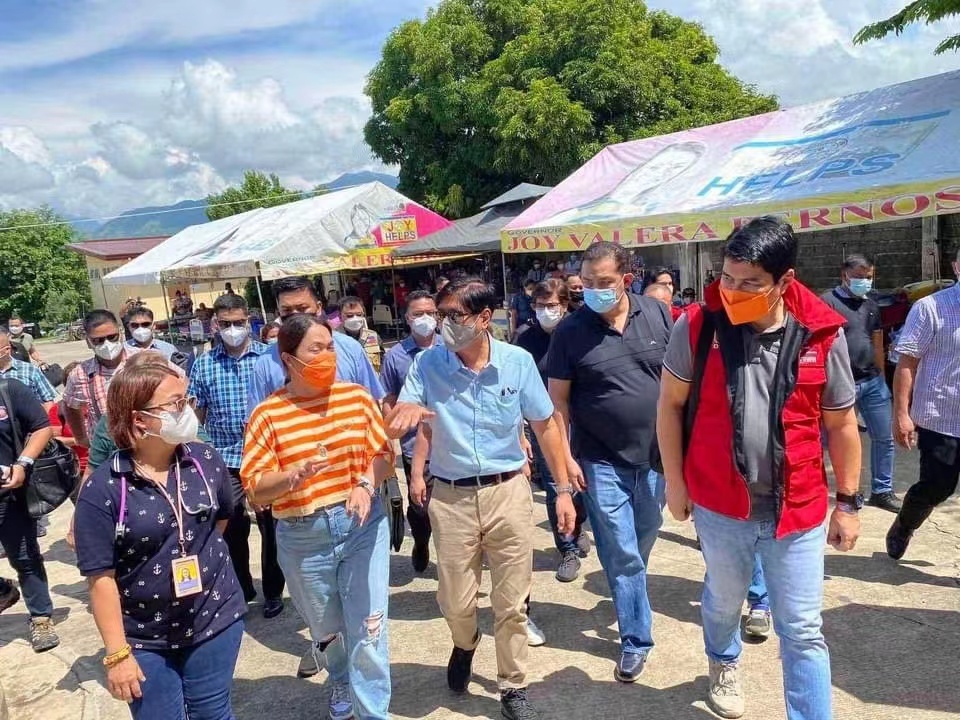 菲律宾总统马科斯前往地震灾区视察救援工作