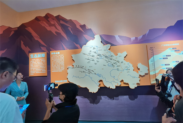 【青海这十年】中外媒体联合采访团走进祁连山国家公园生态科普馆