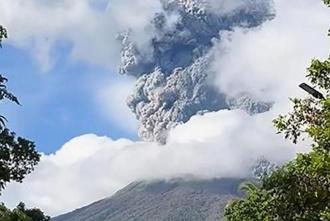 菲律宾坎拉翁火山爆炸性喷发 火山灰柱高达4000米
