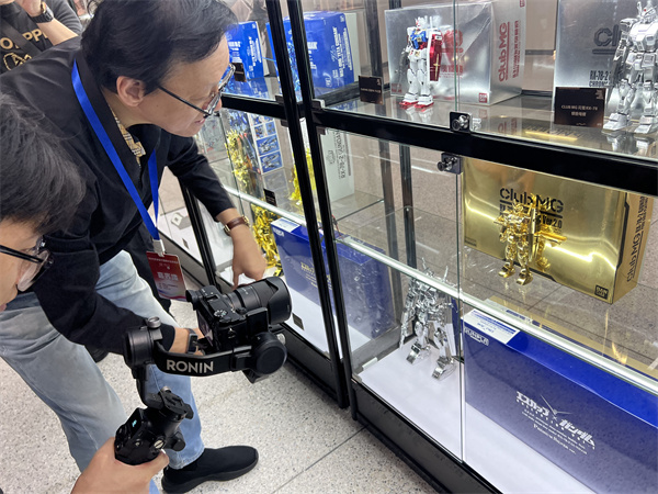 “2025年世界华文媒体社长总编辑深圳行”走进华强北:见证“中国电子第一街”的新变革