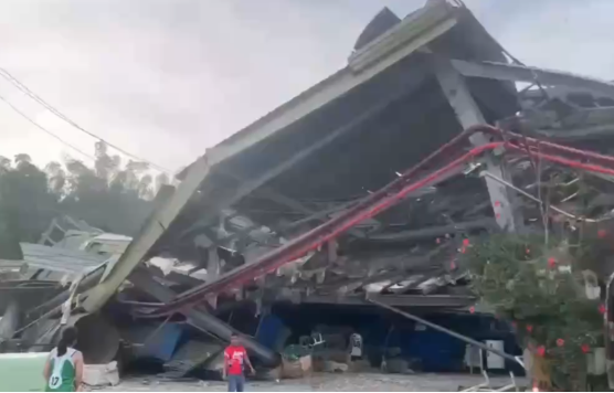菲律宾一垃圾填埋场因持续降雨发生坍塌 约20人被困