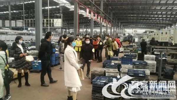 1583676276146012.jpg 农民工们在车间里认真地参观。(宜宾新闻网 何东 摄).jpg