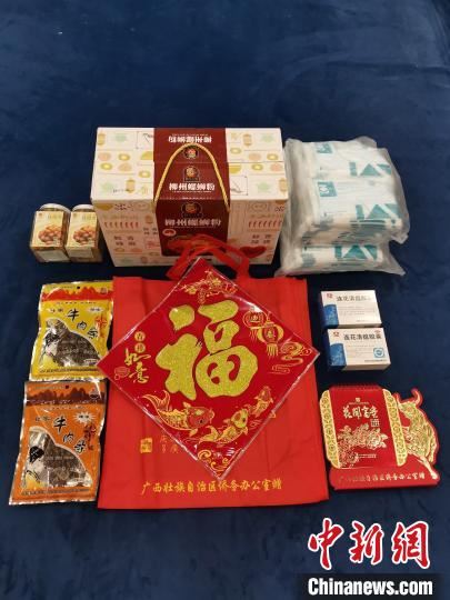 图为“暖心包”内含的部分物品。广西侨办供图