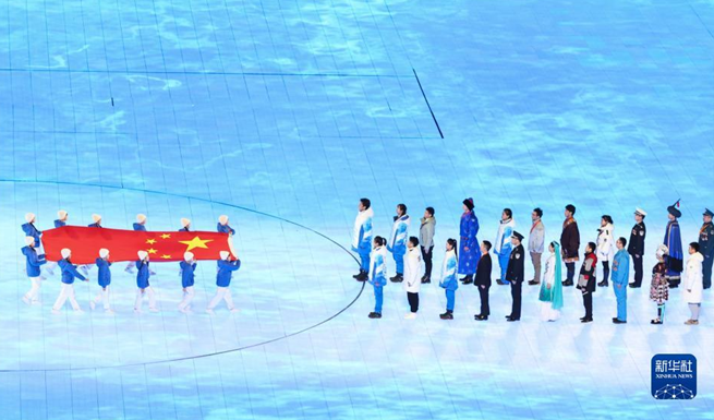 北京冬奥会举行开幕式_中华人民共和国国旗入场