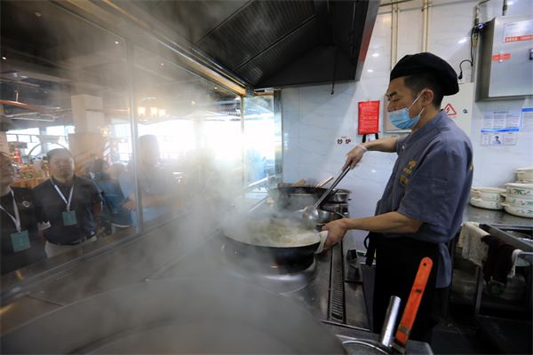 25家“外媒”走进成都品鉴美食:爱上简阳美味羊肉汤 25家“外媒”走进成都品鉴美食:爱上简阳美味羊肉汤