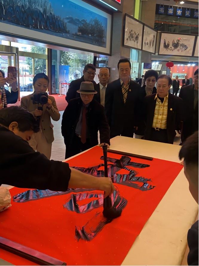 泰国亲王造访国画大家朱祖国进行文化交流并收藏了书画作品 泰国亲王造访国画大家朱祖国进行文化交流并收藏了书画作品